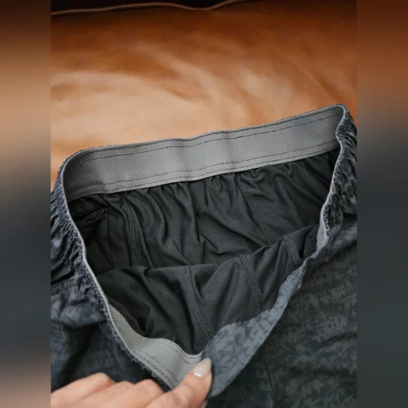 Vuori Gray Men's Shorts Large - Picture 2 of 4